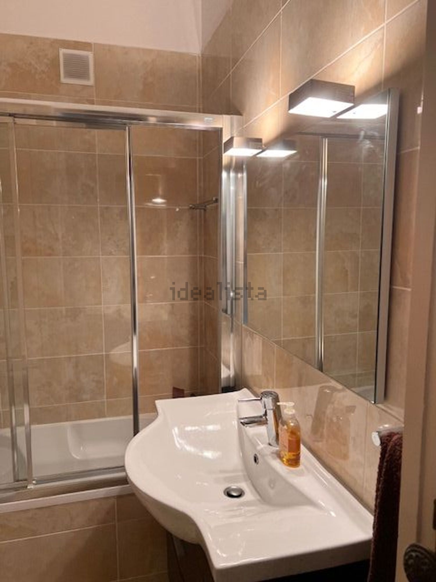 出租房间在Rua Leitão de Barros, 8 - 卫生间