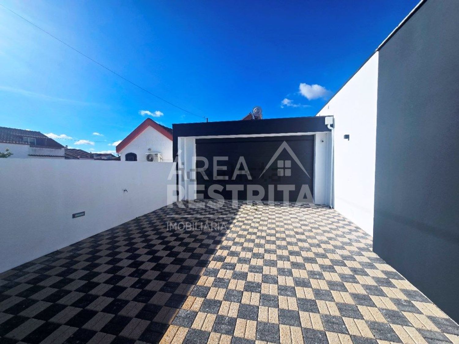 小楼房或独栋别墅出售在Rua dos Vitoriosos - 停车位