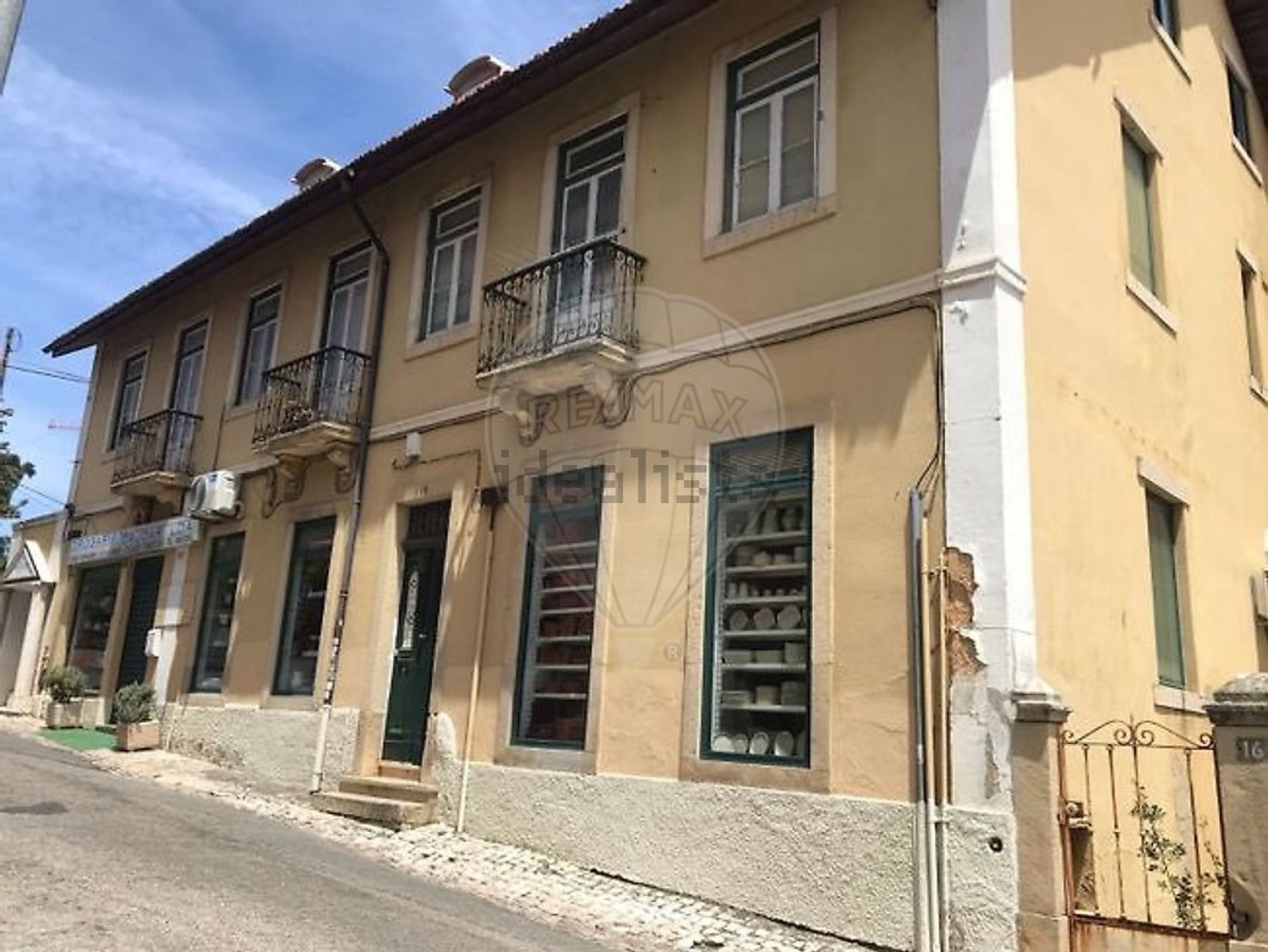 小楼房或独栋别墅出售在Rua Banco - 视线