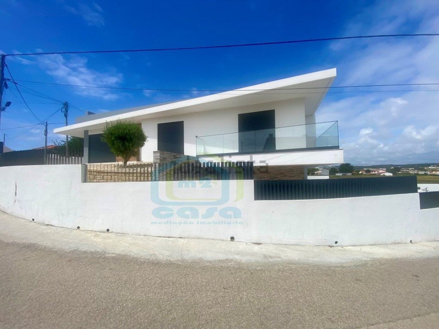 小楼房或独栋别墅出售在Rua das Flores - 外立面