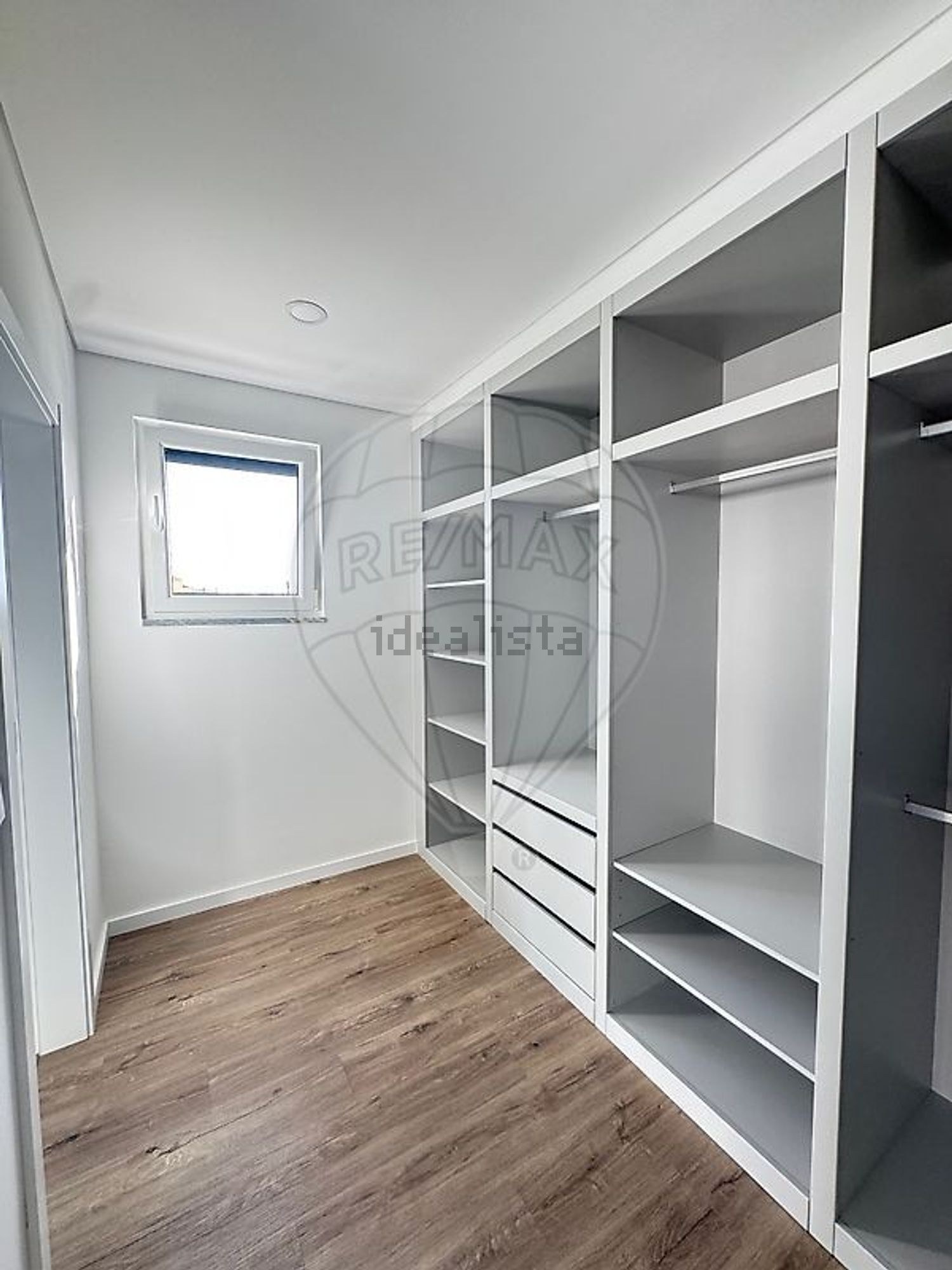 小楼房或独栋别墅出售在Alameda Miguel Torga - 试衣间