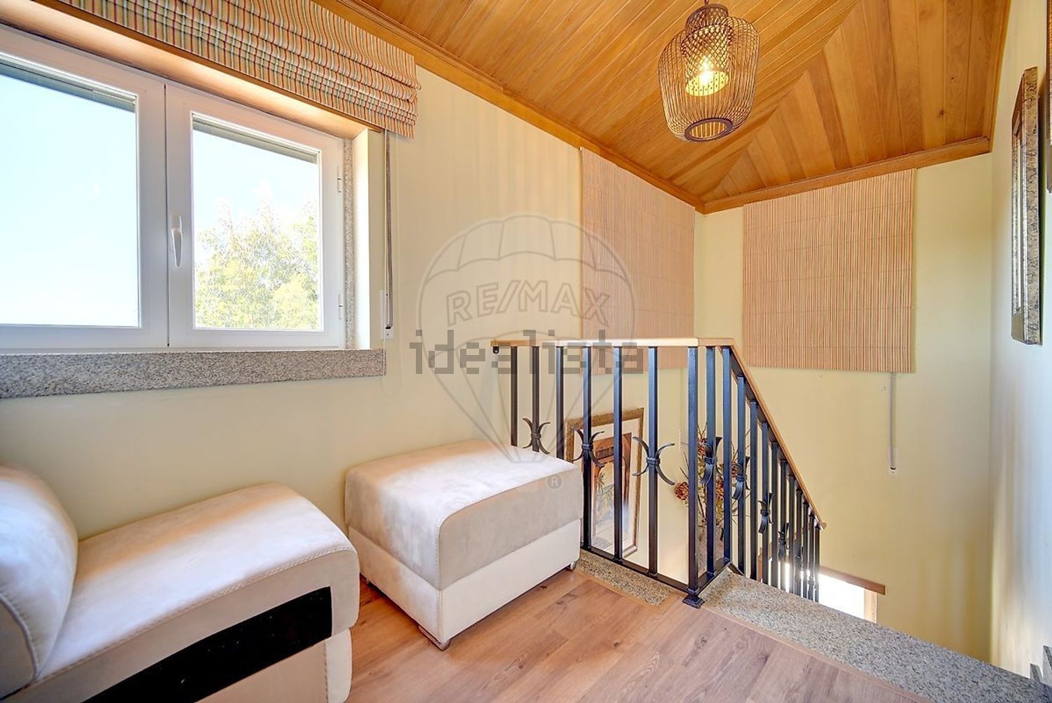 小楼房或独栋别墅出售在São Quintino - 详情