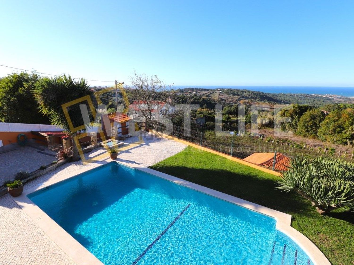 小楼房或独栋别墅出售在Vila de Colares - Mucifal - 游泳池