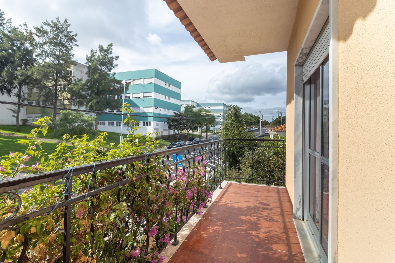 小楼房或独栋别墅出售在Avenida Padre Nabeto - 阳台