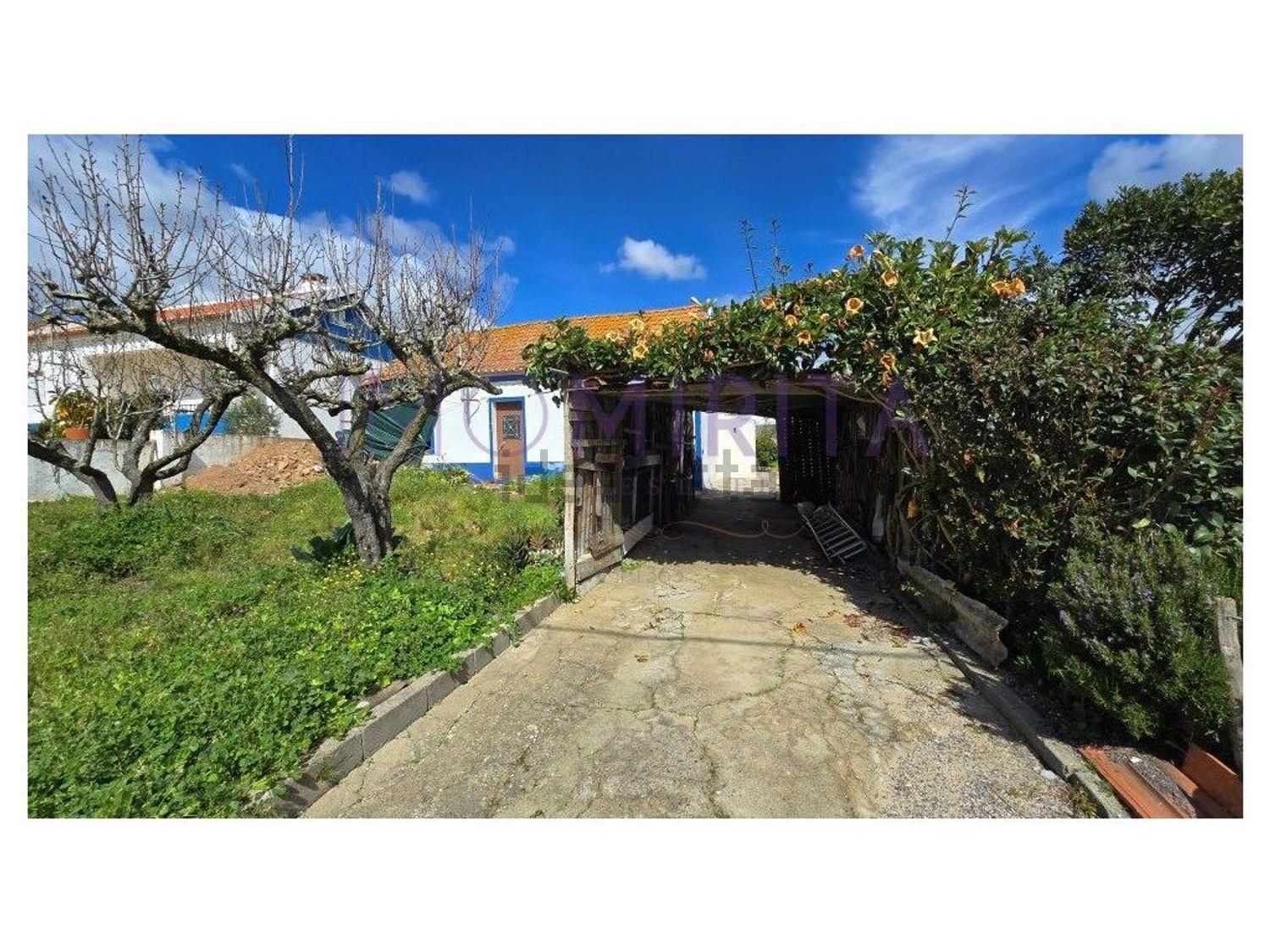 小楼房或独栋别墅出售在Rua do Chafariz - 外立面