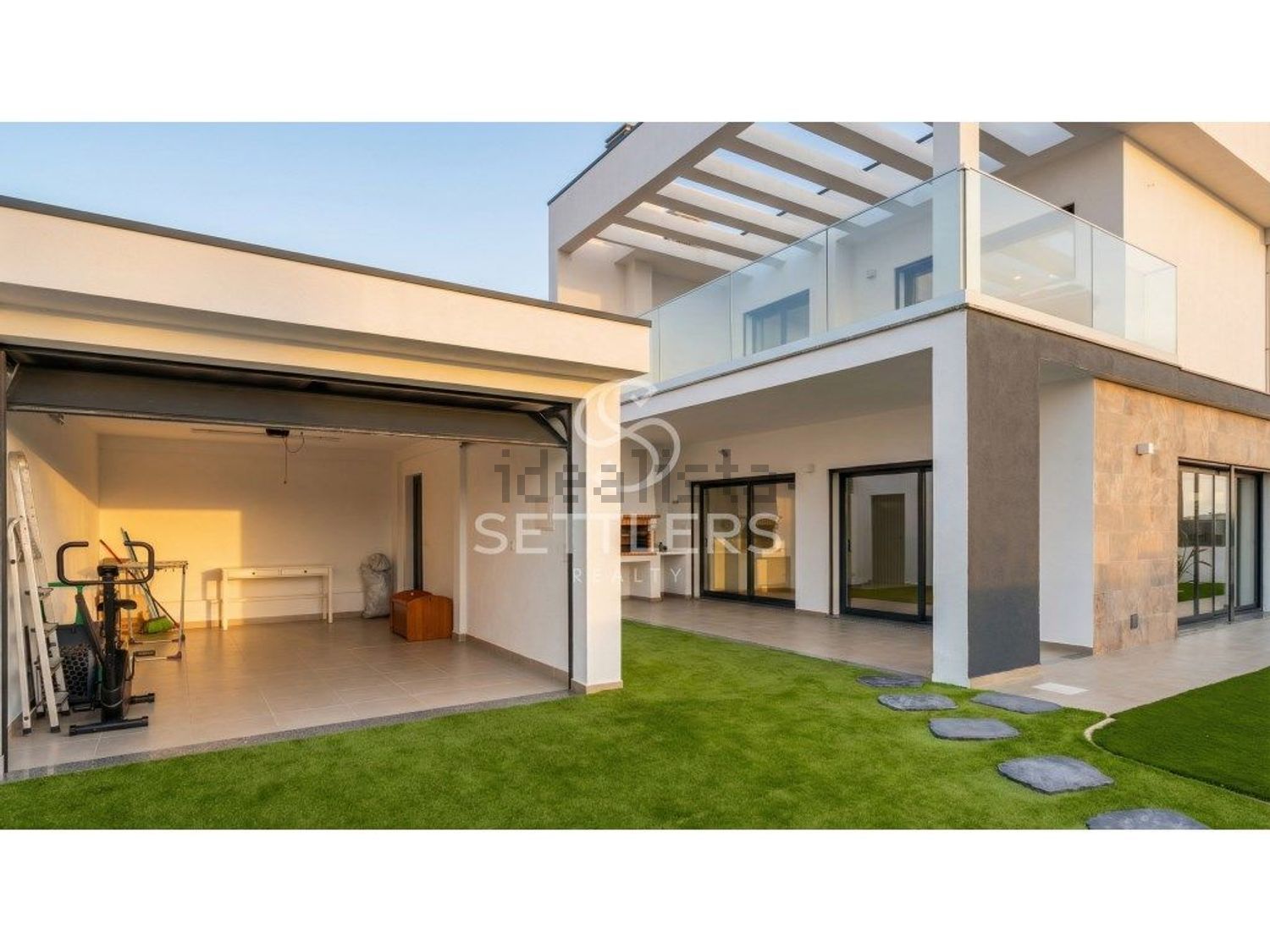 双拼别墅出售在Porto Salvo - 外立面