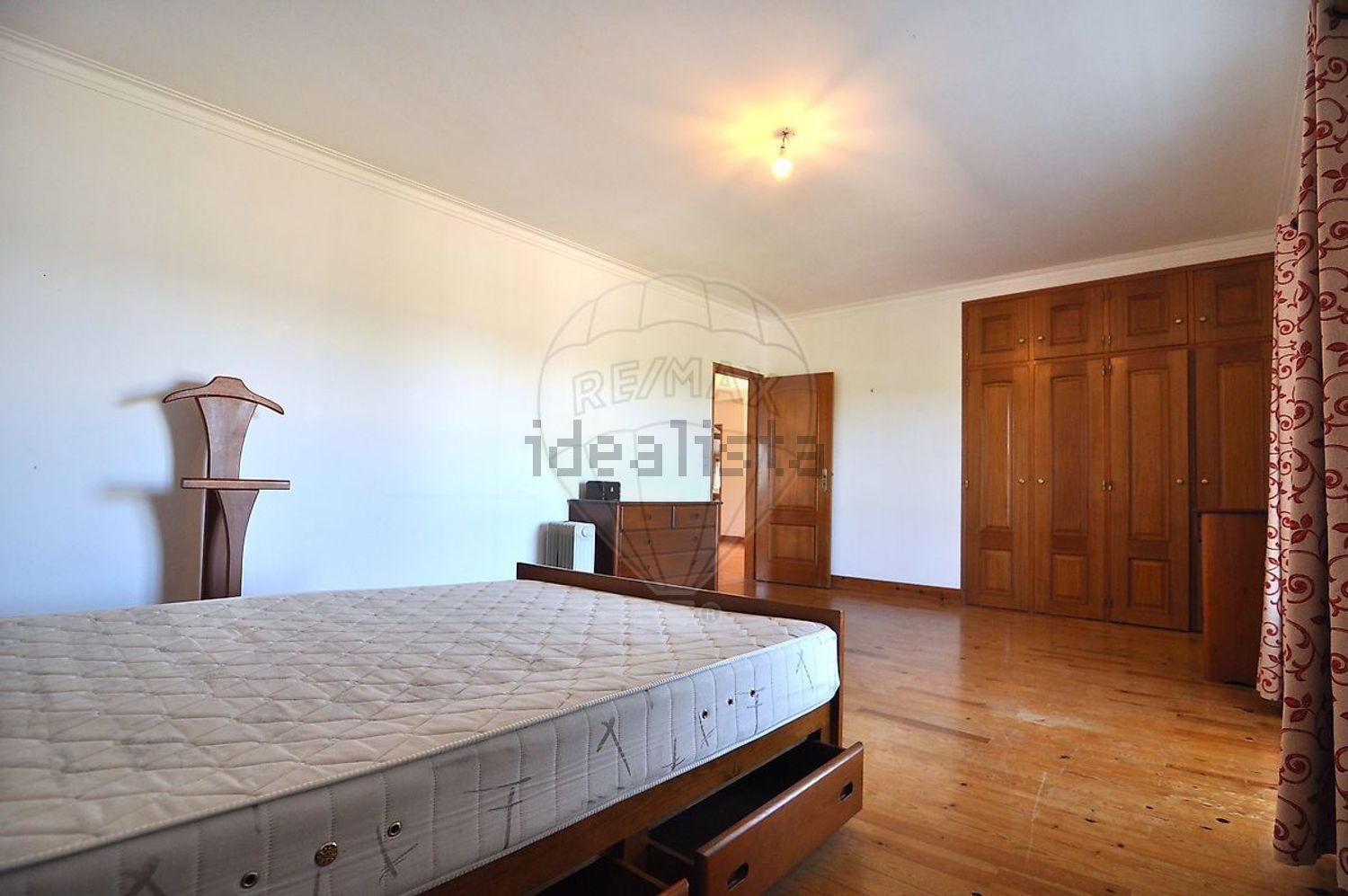 小楼房或独栋别墅出售在São Quintino - 卧室