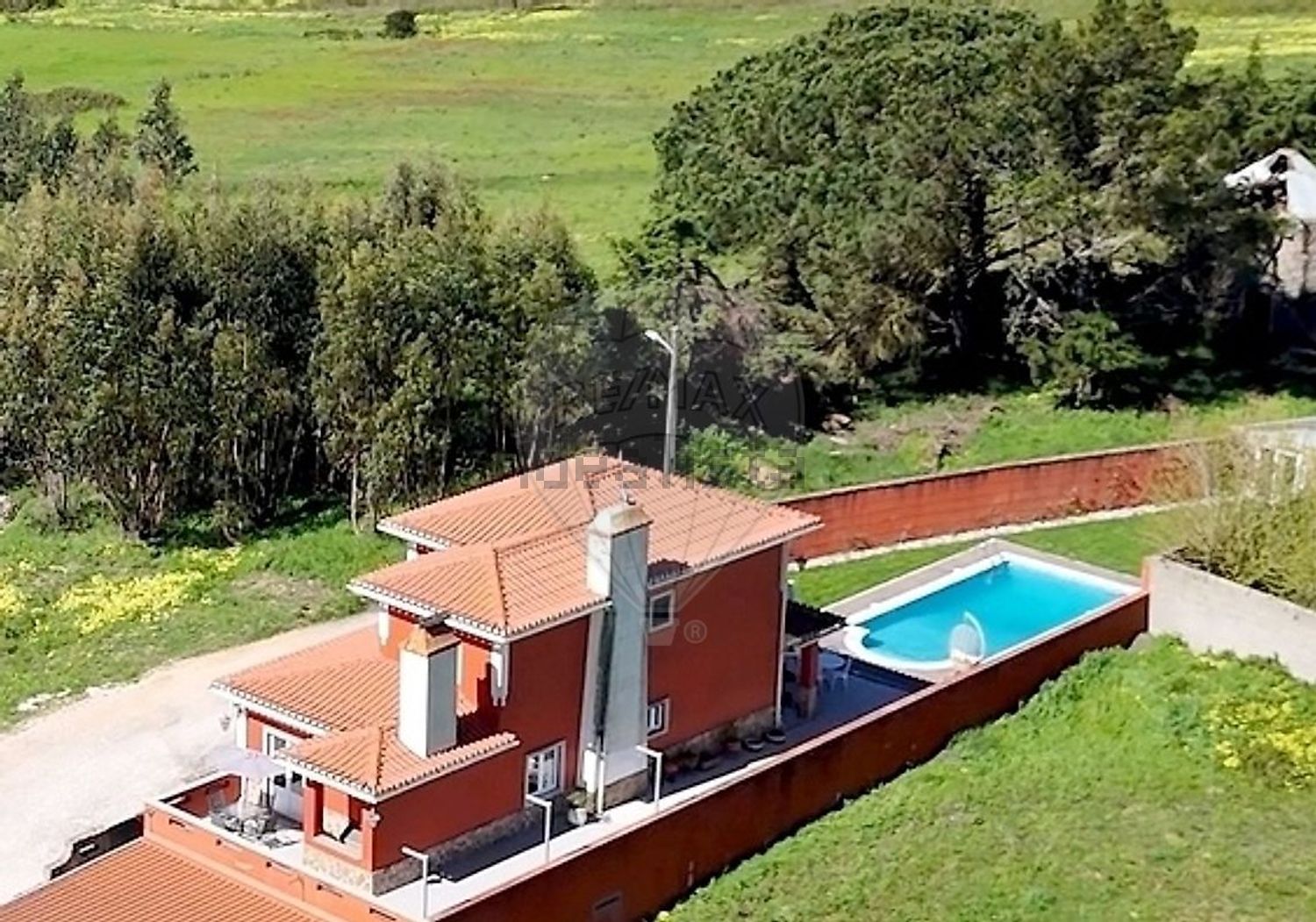 小楼房或独栋别墅出售在São Quintino - 游泳池