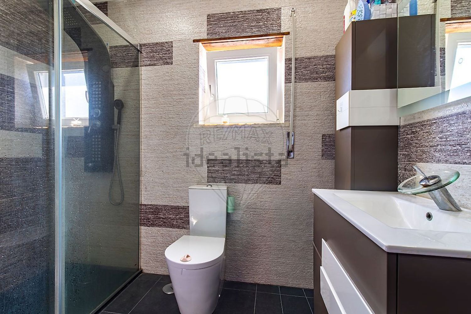 小楼房或独栋别墅出售在Rua António Sérgio - 卫生间