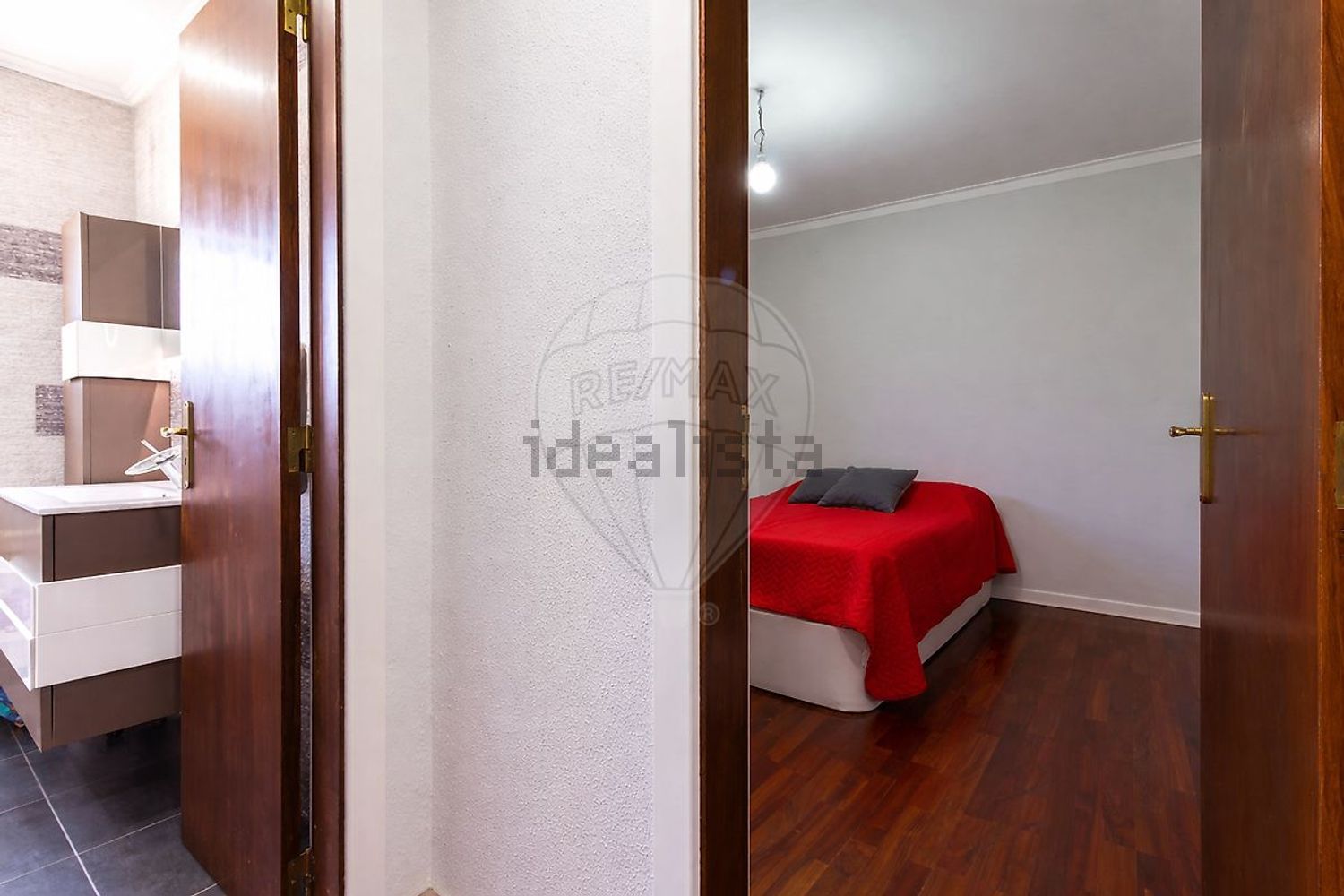 小楼房或独栋别墅出售在Rua António Sérgio - 照片