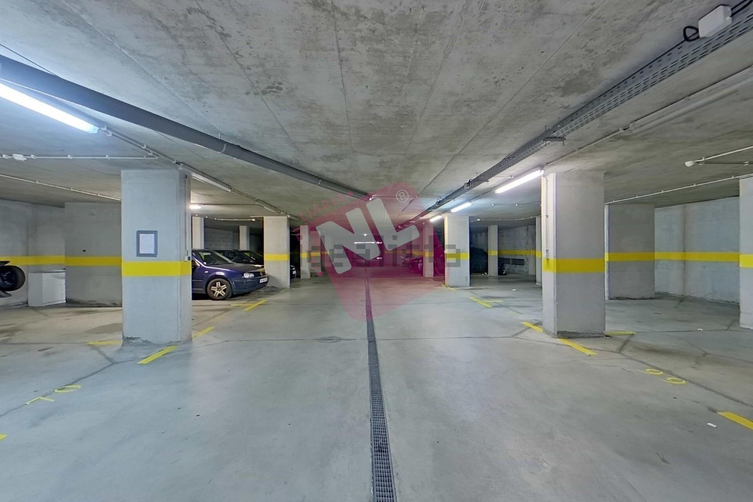 出租公寓 t2在Rua Fernando Gusmão, 17 - 停车位