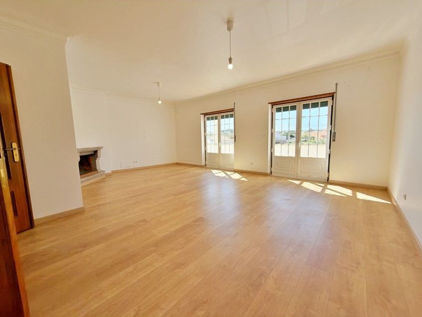 小楼房或独栋别墅出售在Rua 1° de Maio, 3