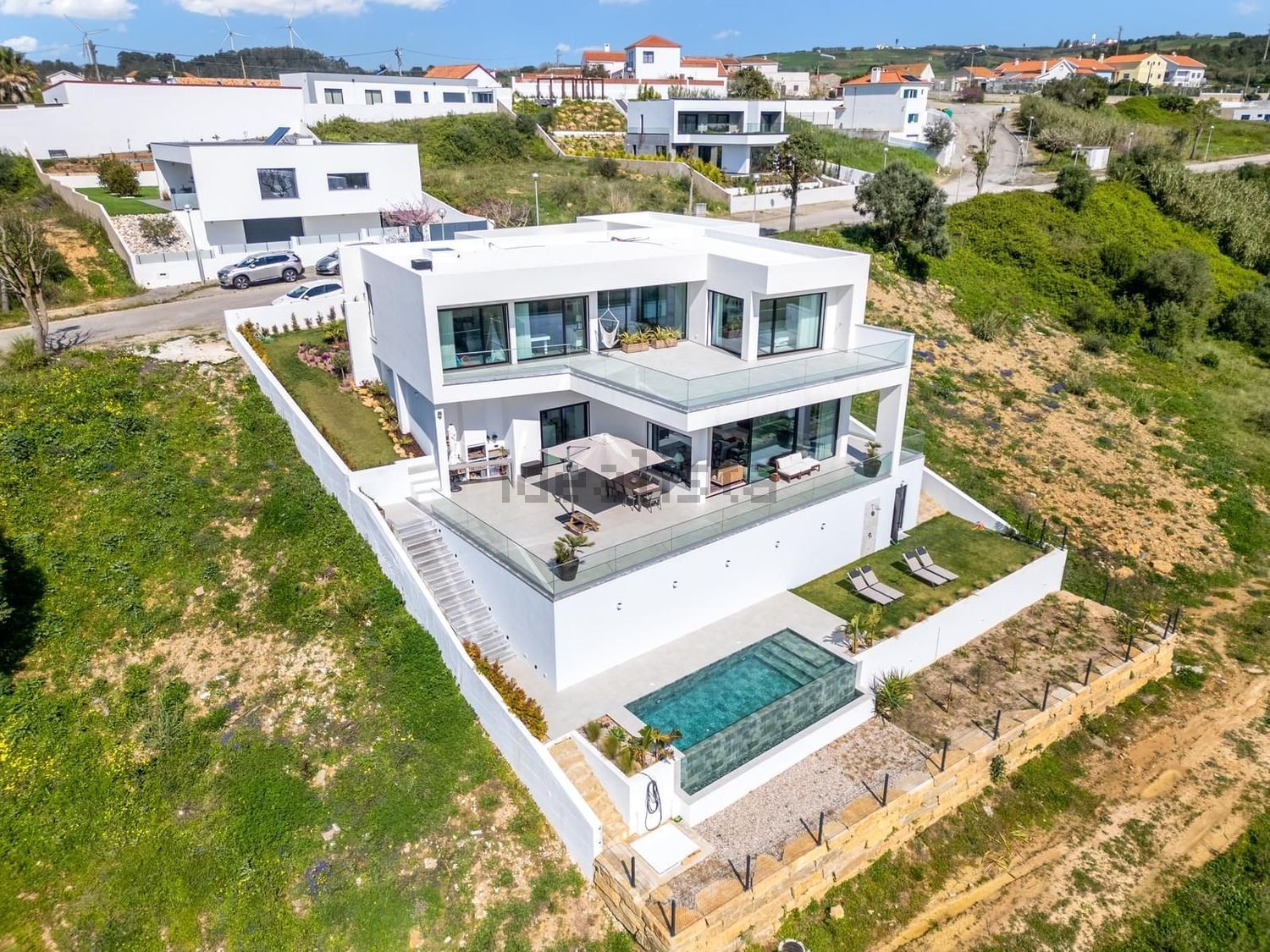 小楼房或独栋别墅出售在Rua das Lombas - 游泳池