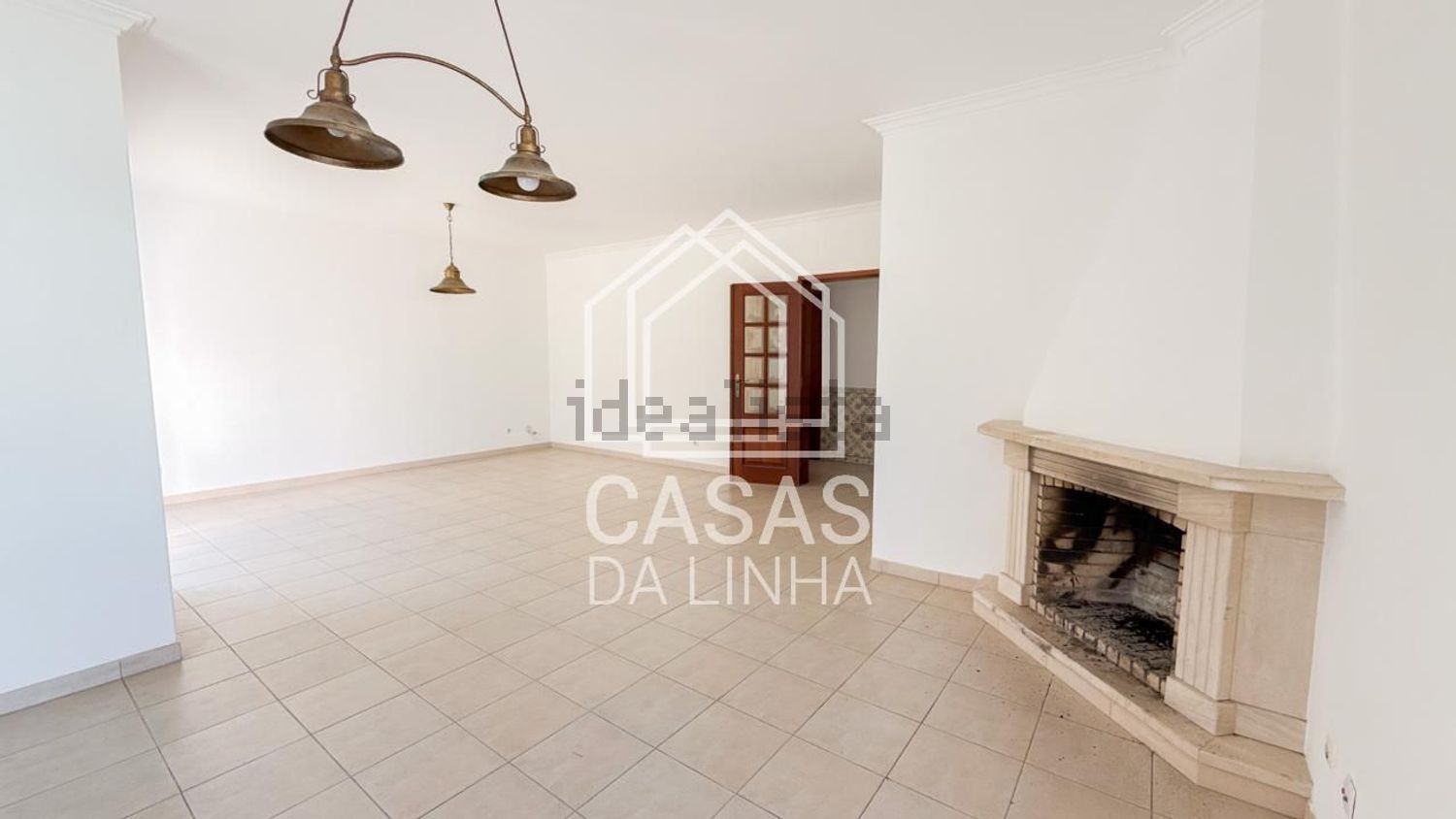 出租小楼房或独栋别墅在Tires - 客厅