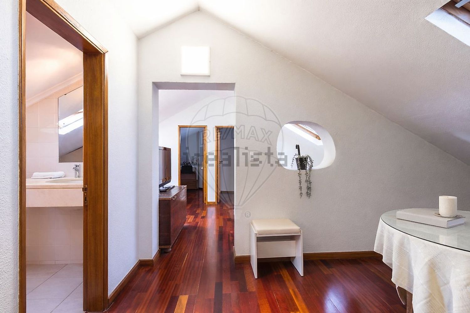 小楼房或独栋别墅出售在Rua António Sérgio - 过道