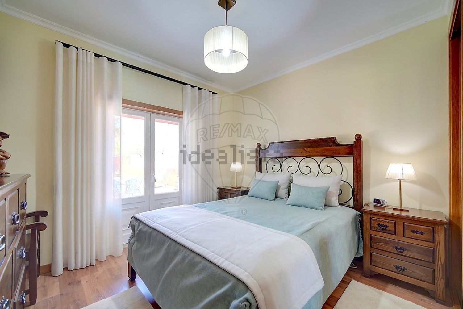 小楼房或独栋别墅出售在São Quintino - 卧室