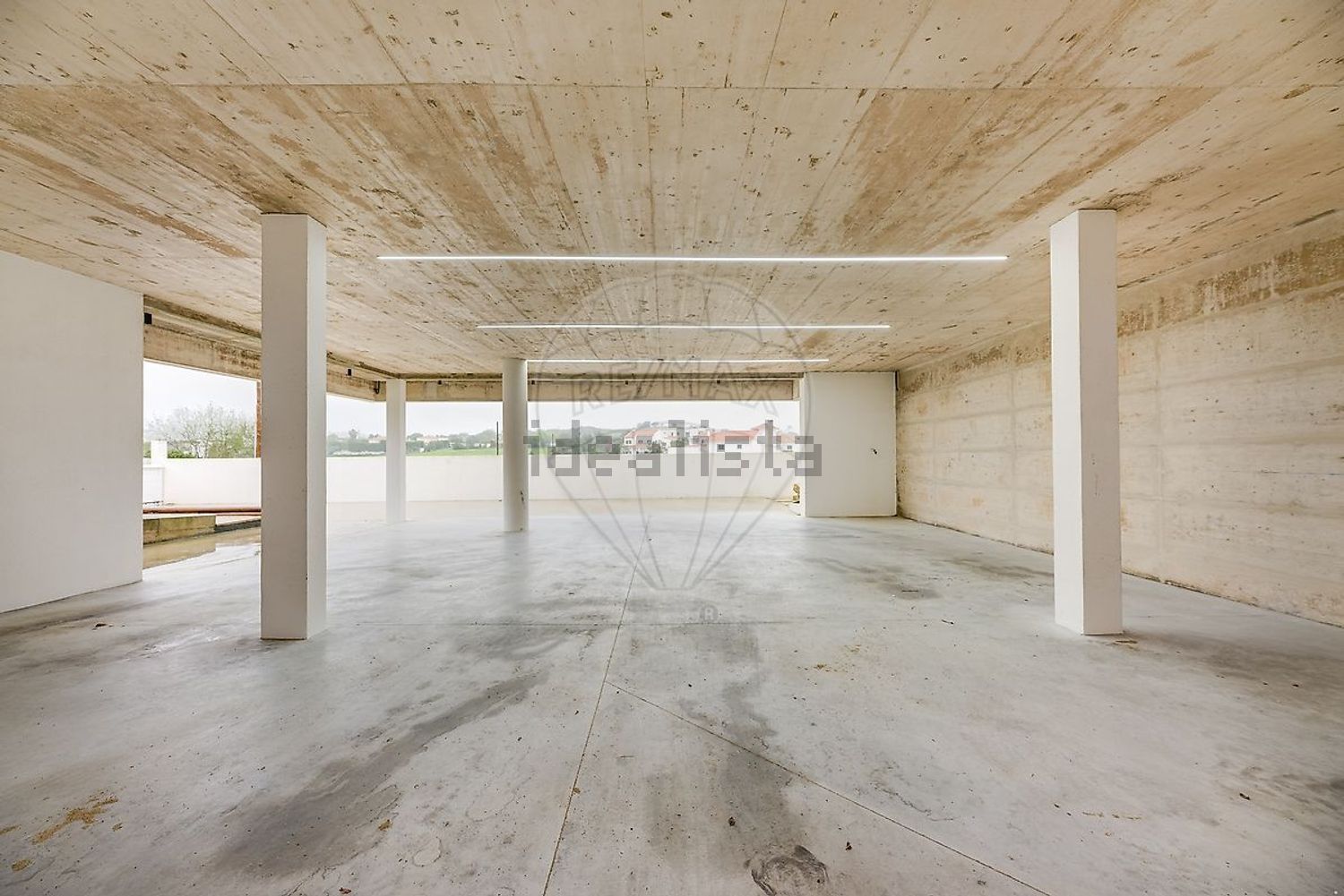 小楼房或独栋别墅出售在Rua Mato Moreira - 停车位