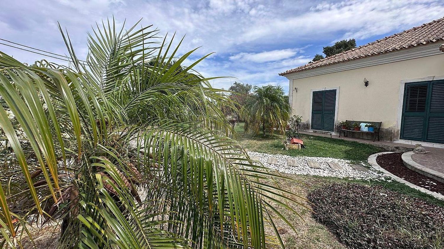 小楼房或独栋别墅出售在Rua do Sol - 外立面