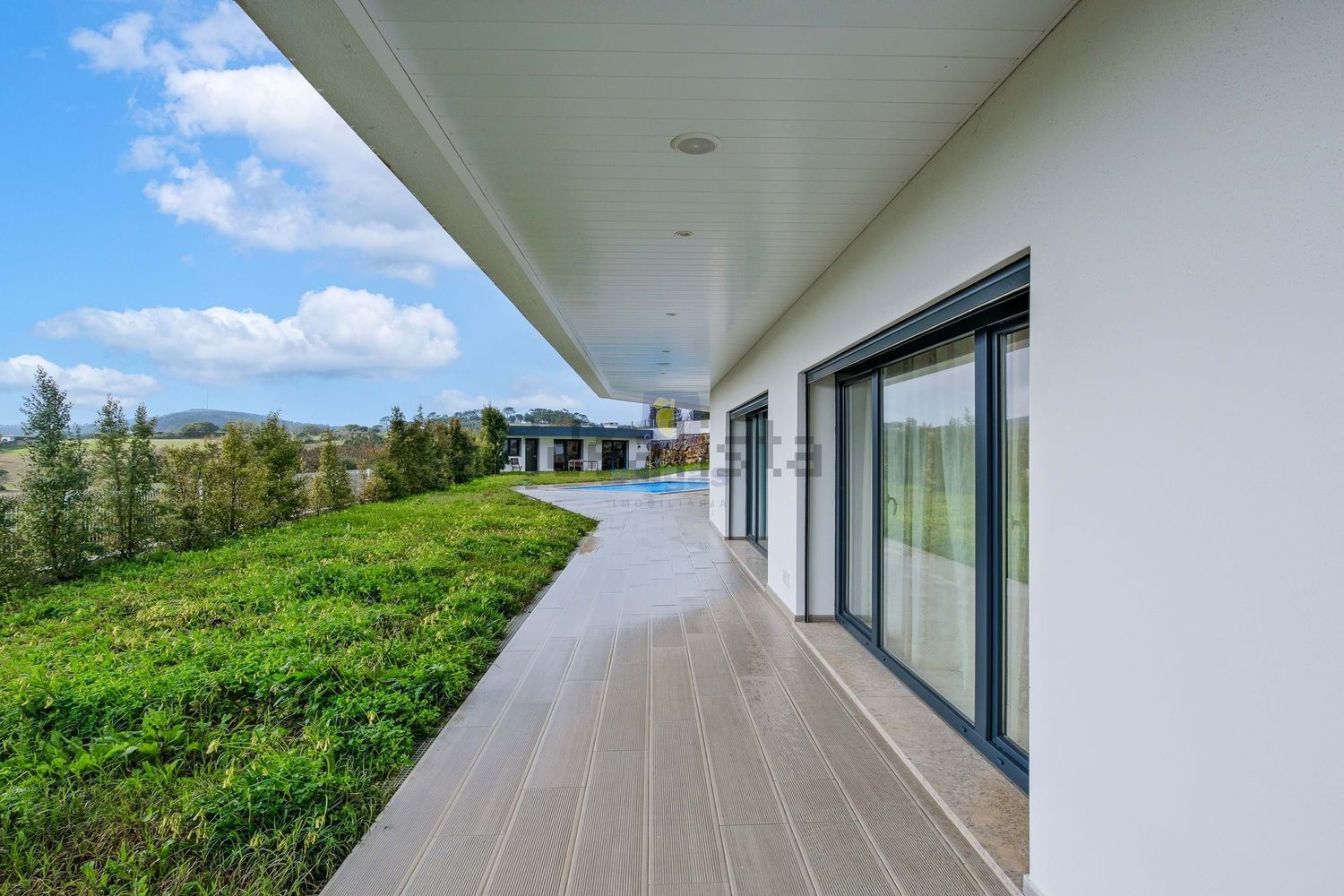 小楼房或别墅出售在Lousa - 阳台