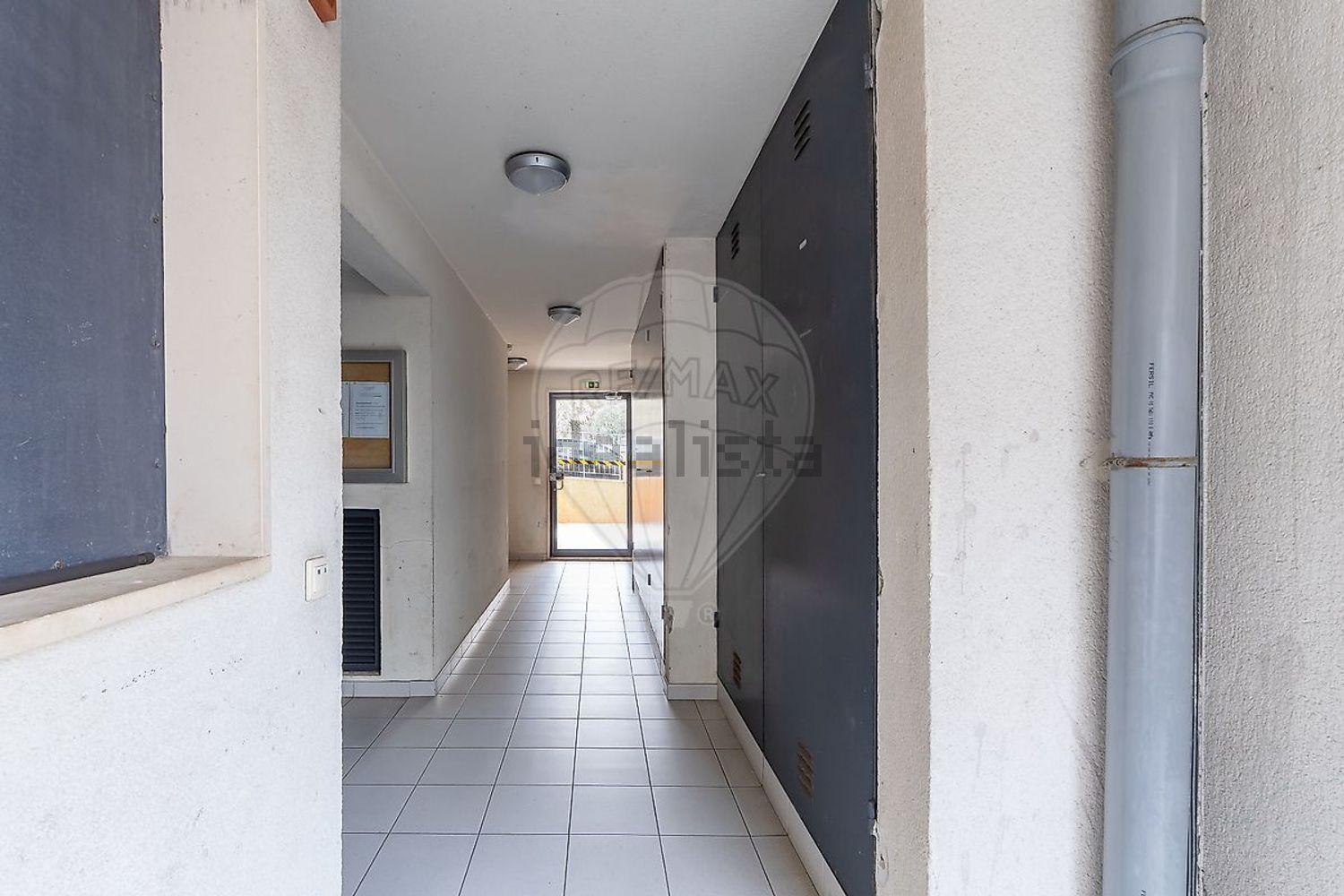 出租公寓 t2在Rua do Bairro de Nova Brasilia - 过道