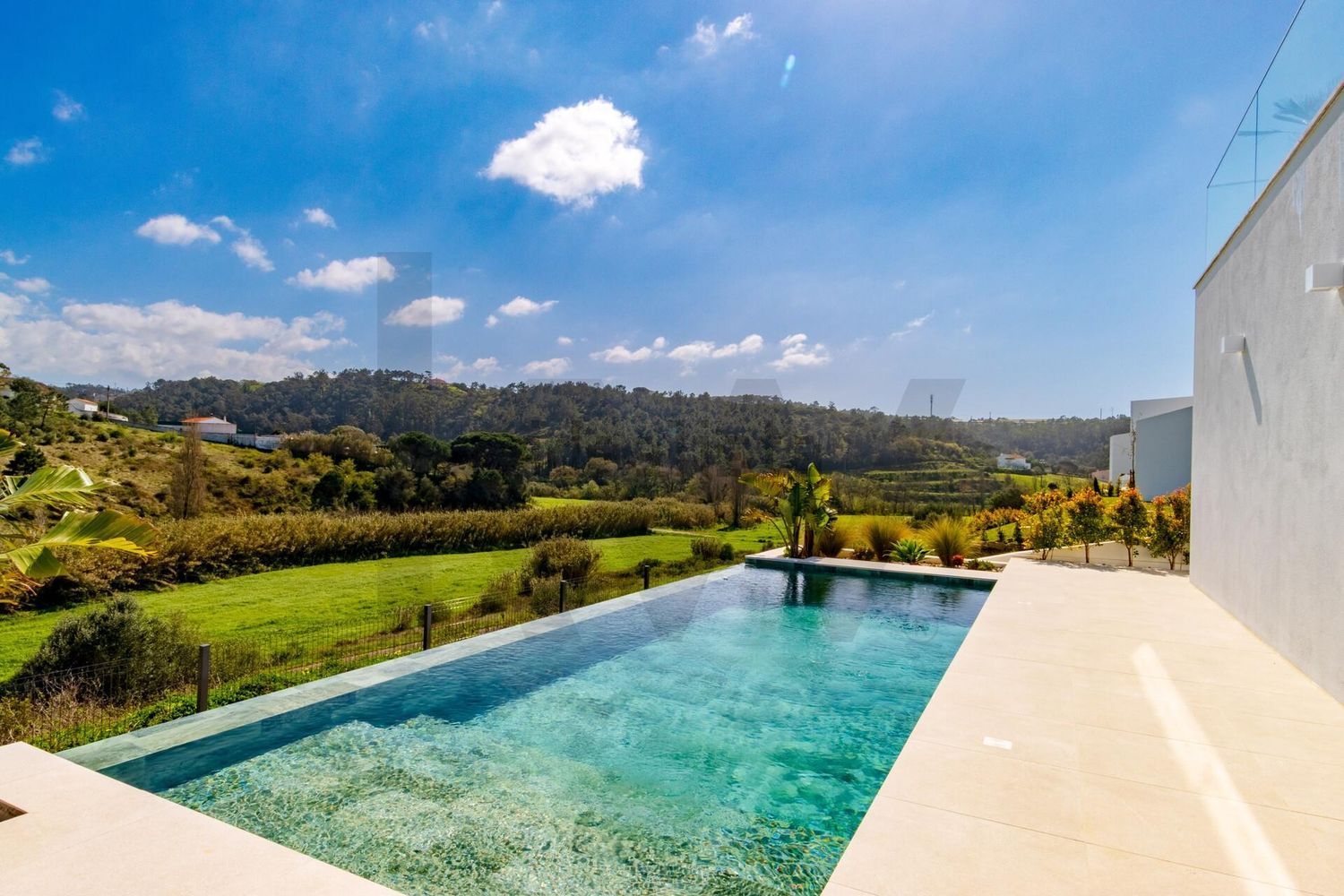 小楼房或独栋别墅出售在Rua das Lombas - 游泳池