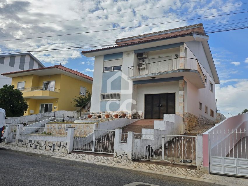 小楼房或独栋别墅出售在Santo Antão e São Julião do Tojal