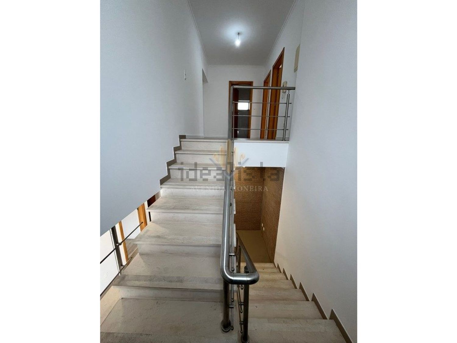 小楼房或独栋别墅出售在Rua Pulido Valente - 详情