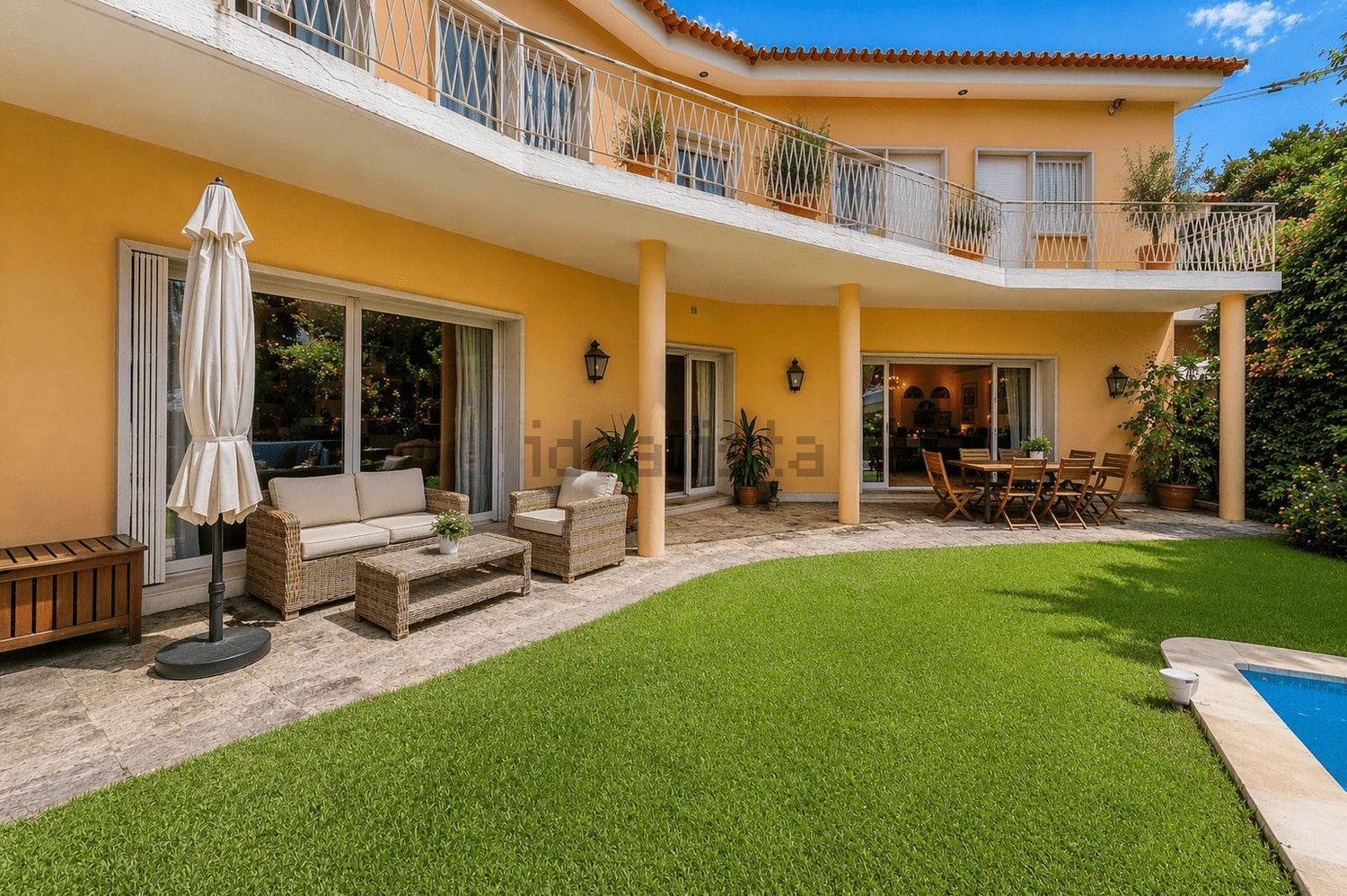 小楼房或独栋别墅出售在Avenida Marechal Carmona - 外立面