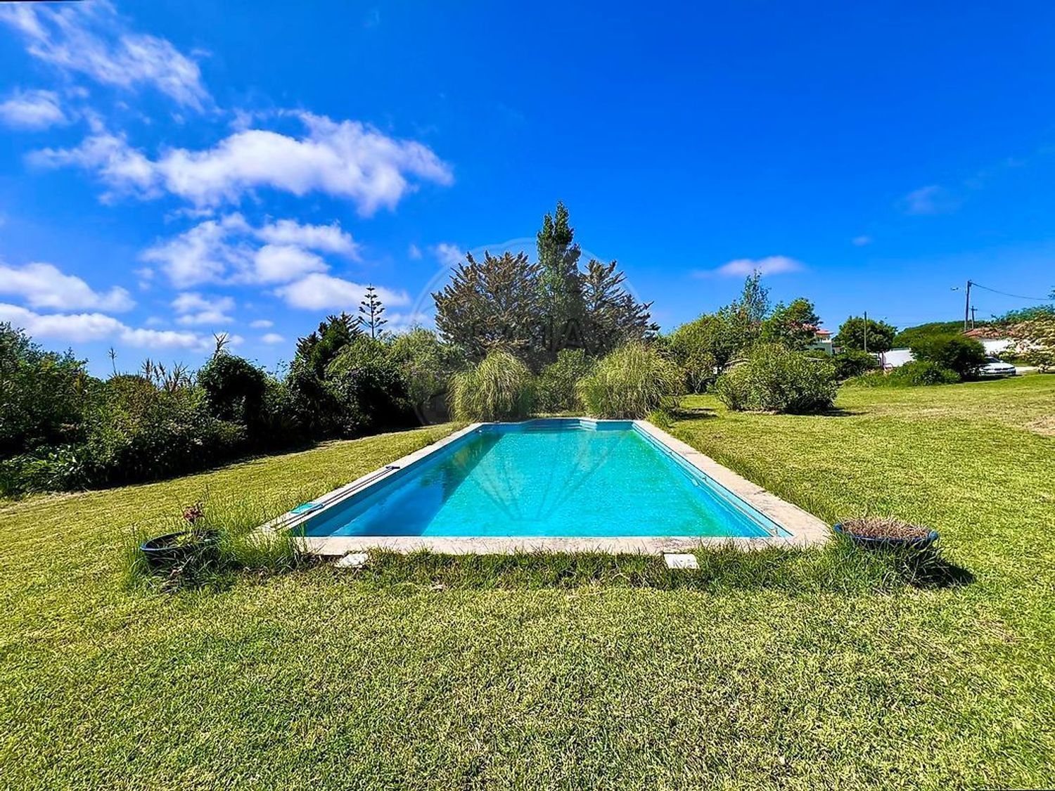 小楼房或独栋别墅出售在Rua Principal - 游泳池