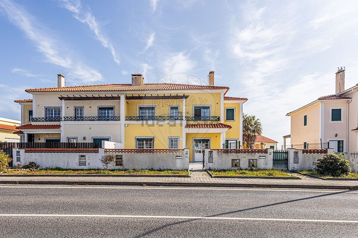 小楼房或独栋别墅出售在Rua das Flores - 外立面