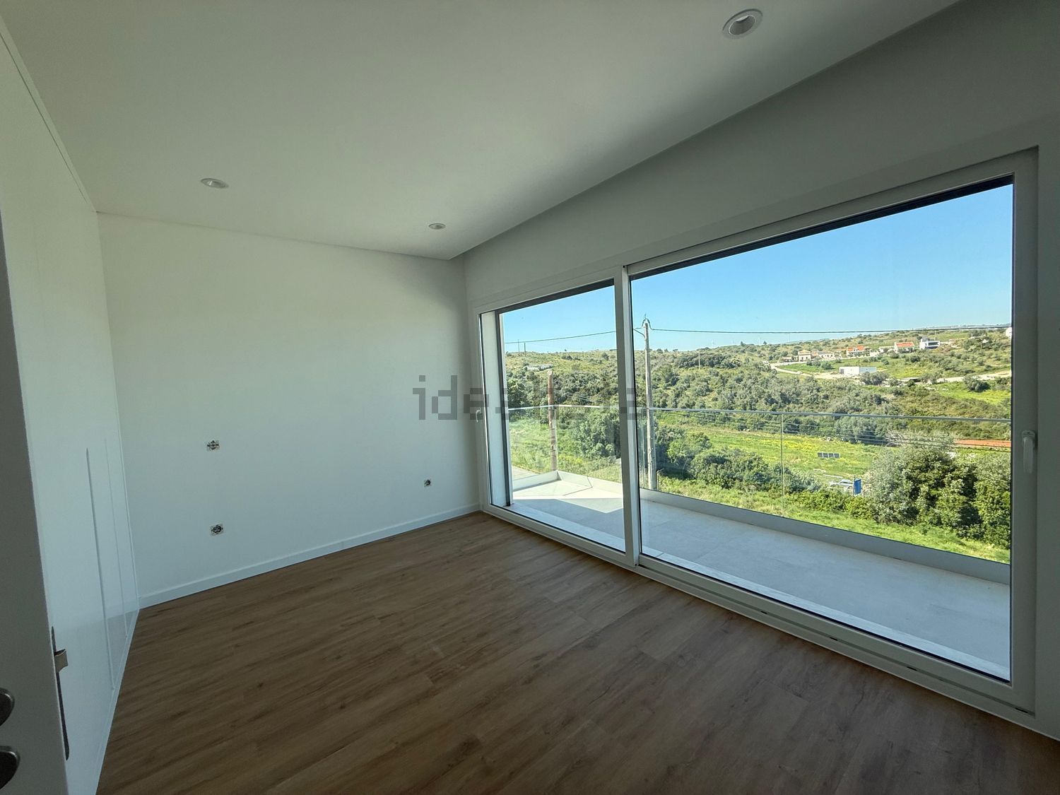 双拼别墅出售在Avenida Raul Brandão, 8 - 居住