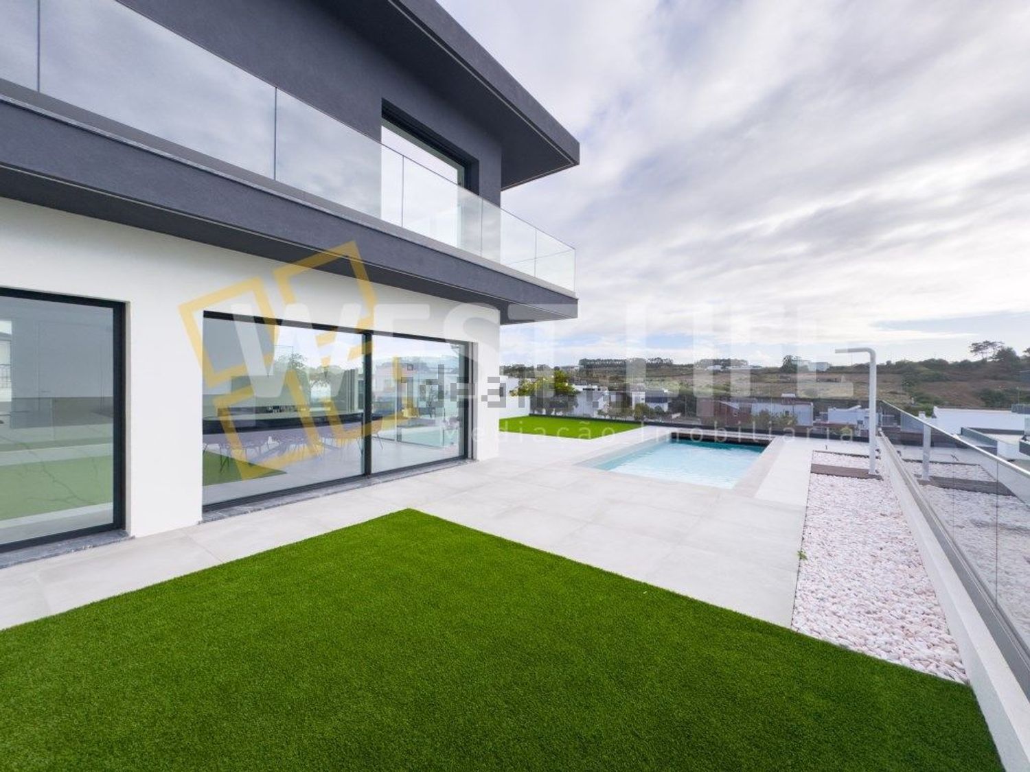 小楼房或独栋别墅出售在Centro - 游泳池