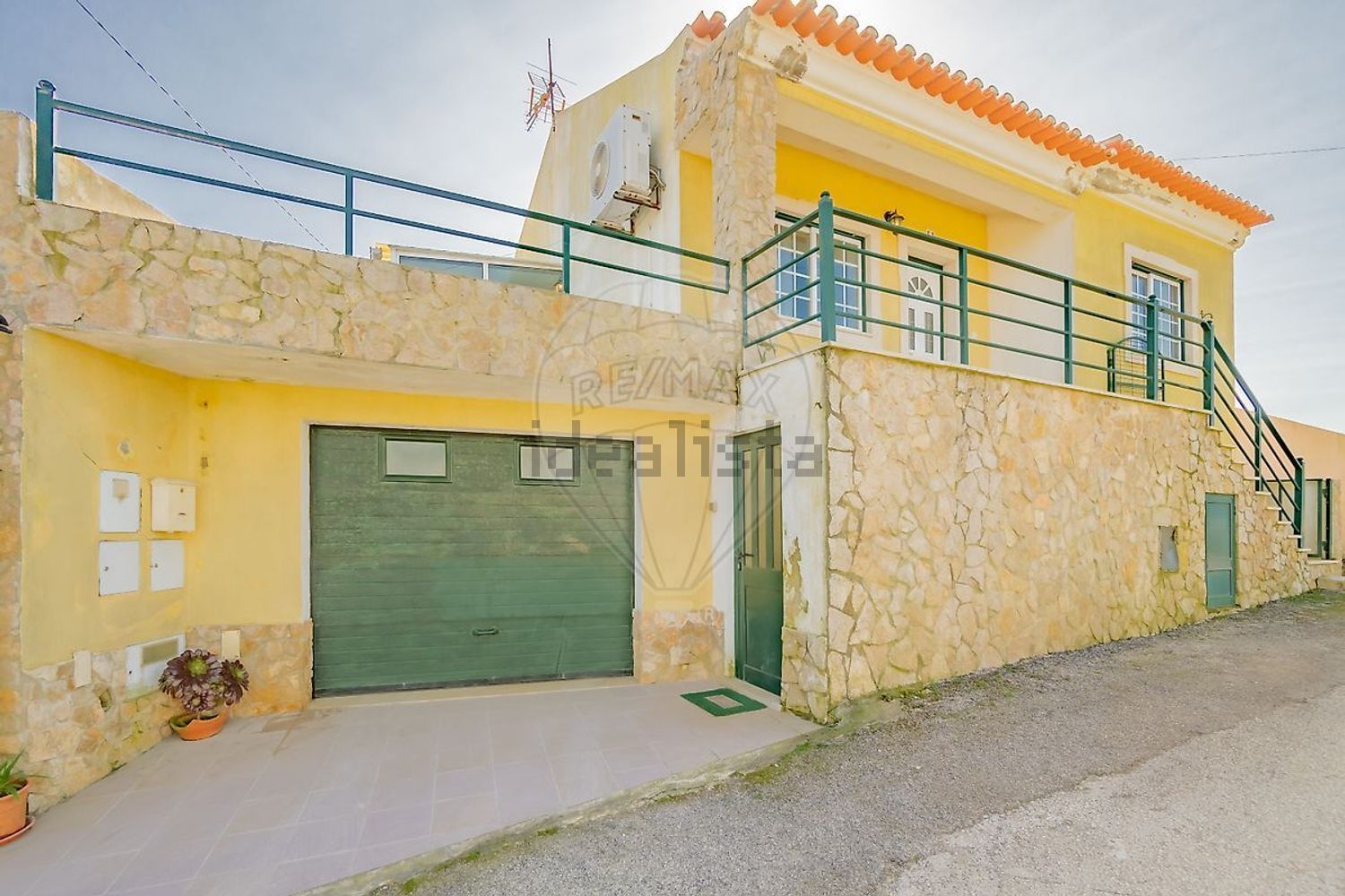 小楼房或独栋别墅出售在Rua das Flores - 外立面