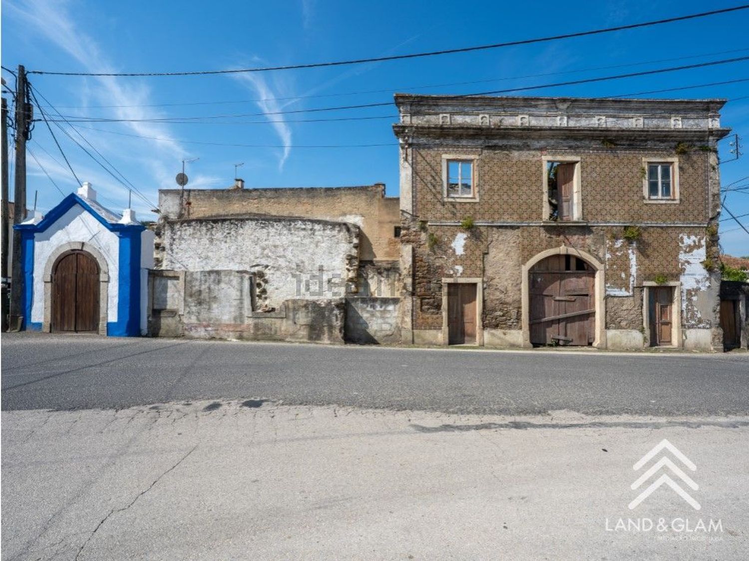 小楼房或独栋别墅出售在Avenida 25 de Abril - 外立面