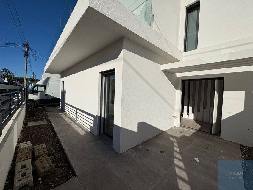 小楼房或独栋别墅出售在Rua Nuno Miguel Rodrigues