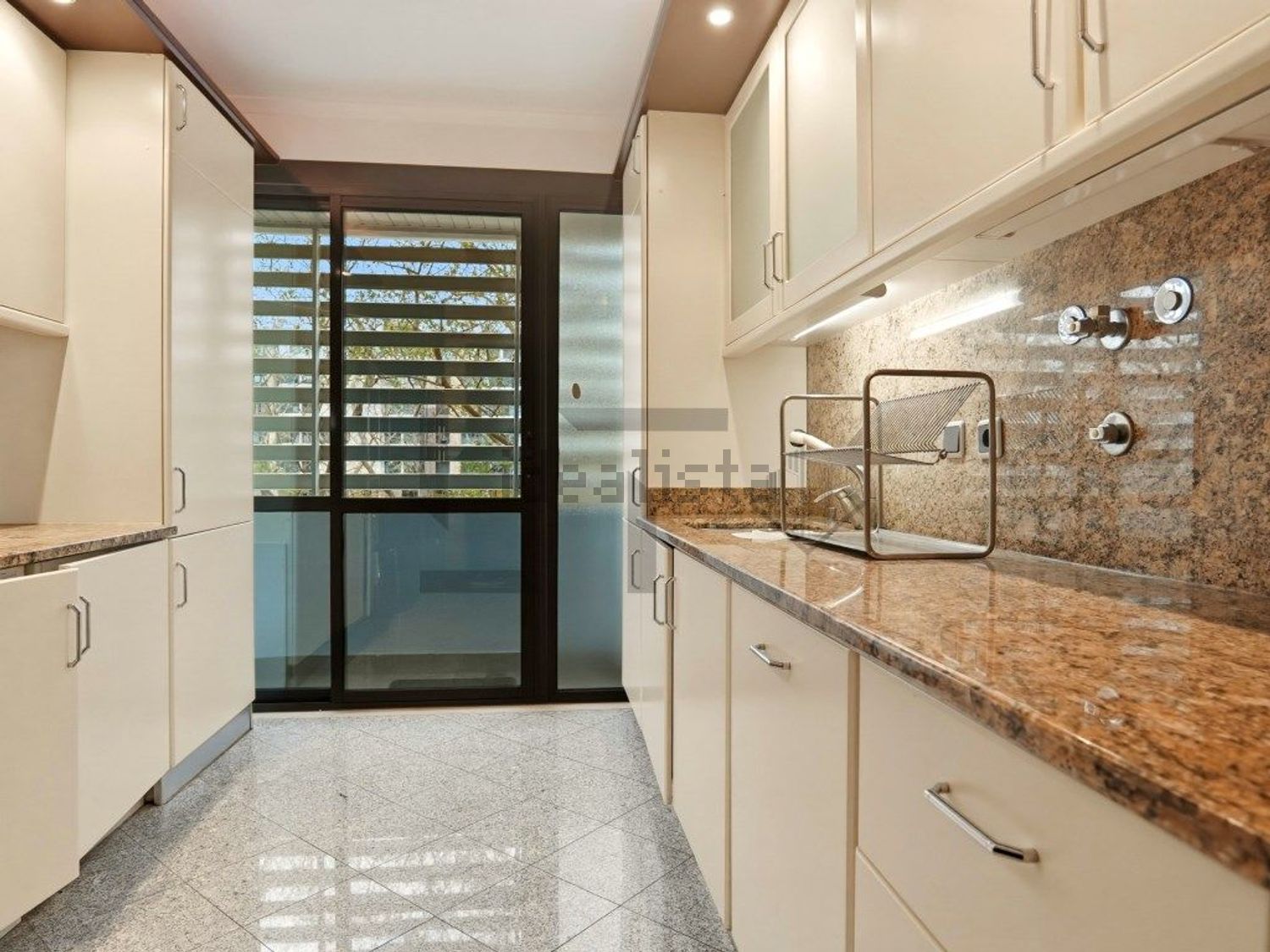 出租公寓 t2在Rua Comandante Cousteau - 厨房