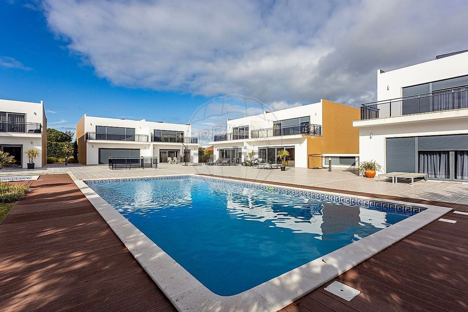 小楼房或独栋别墅出售在Largo do Juncalinho - 游泳池