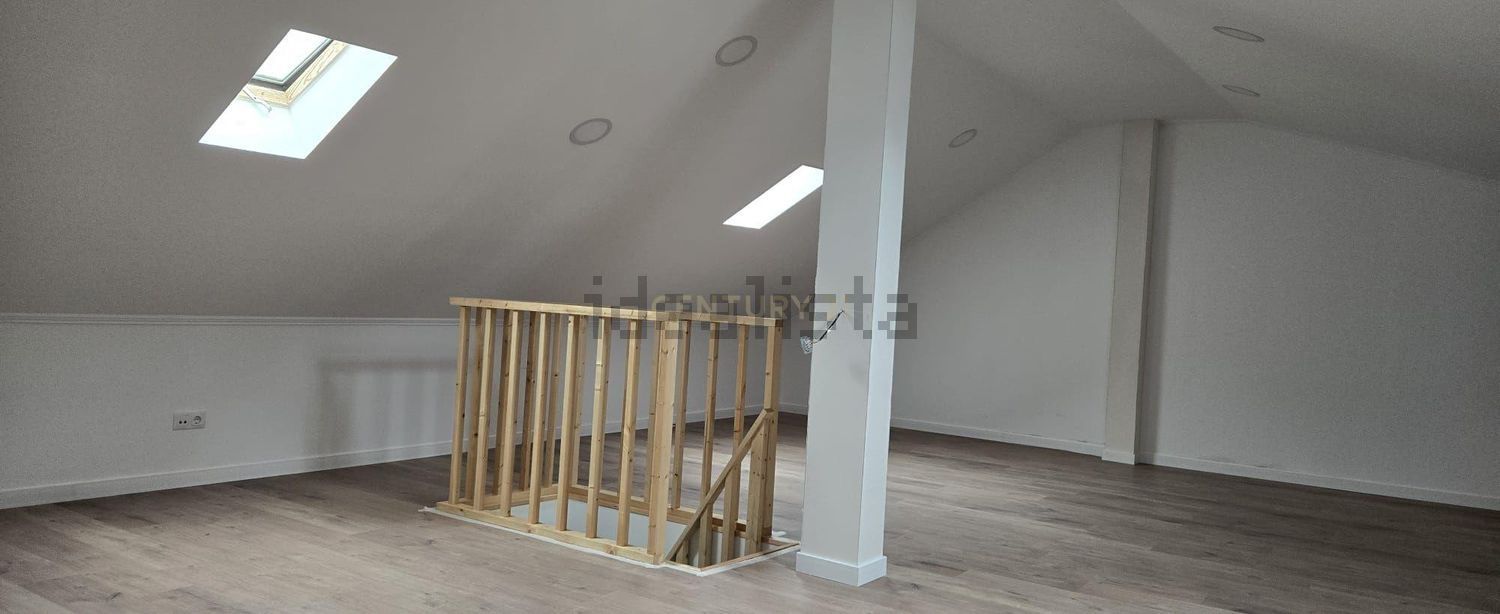 小楼房或独栋别墅出售在Rua José Augusto Braancamp, 27 - 详情