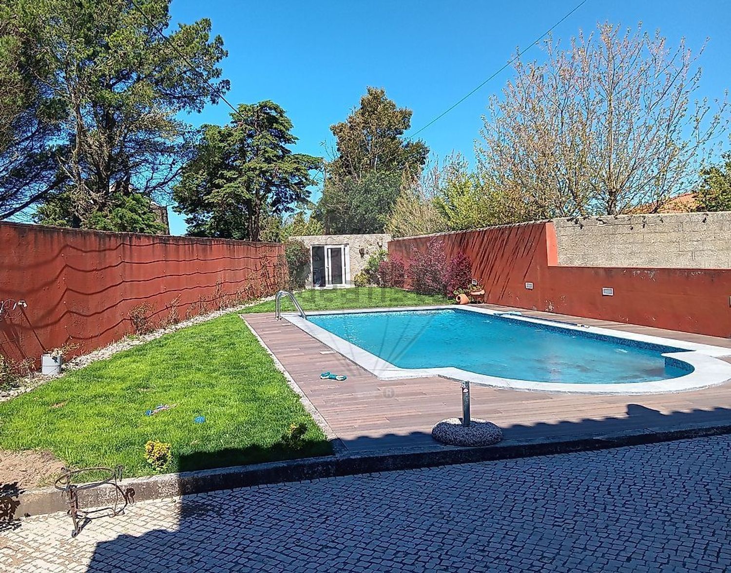 小楼房或独栋别墅出售在São Quintino - 游泳池