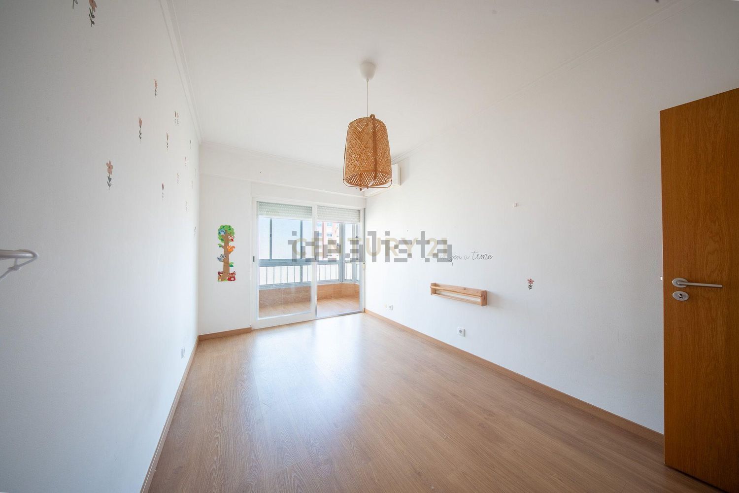 公寓 t3出售在Avenida Ruy Luís Gomes, 12 - 居住