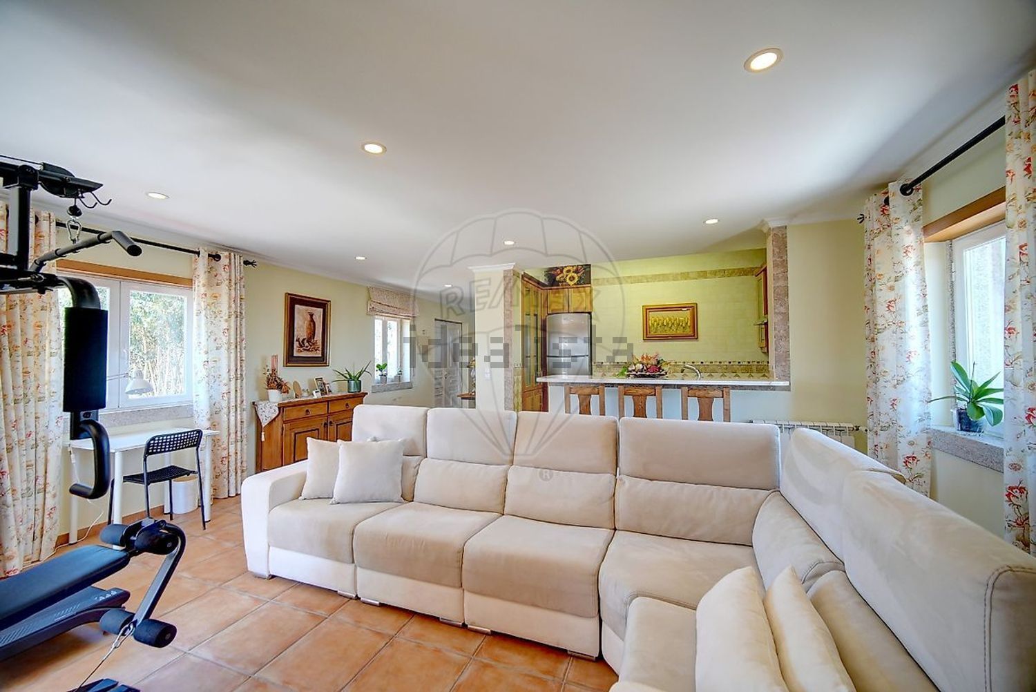 小楼房或独栋别墅出售在São Quintino - 客厅