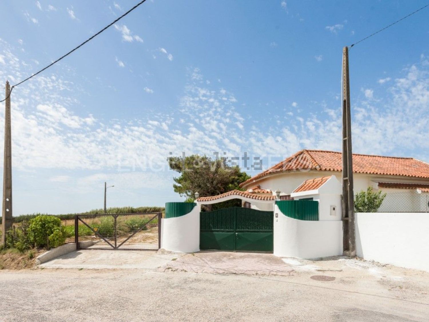 小楼房或独栋别墅出售在Dois Portos e Runa - 外立面