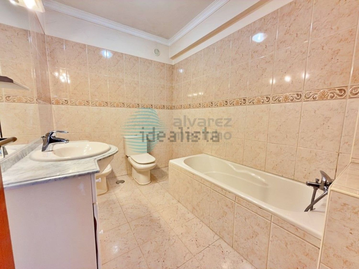 小楼房或独栋别墅出售在Rua 1° de Maio, 3 - 卫生间