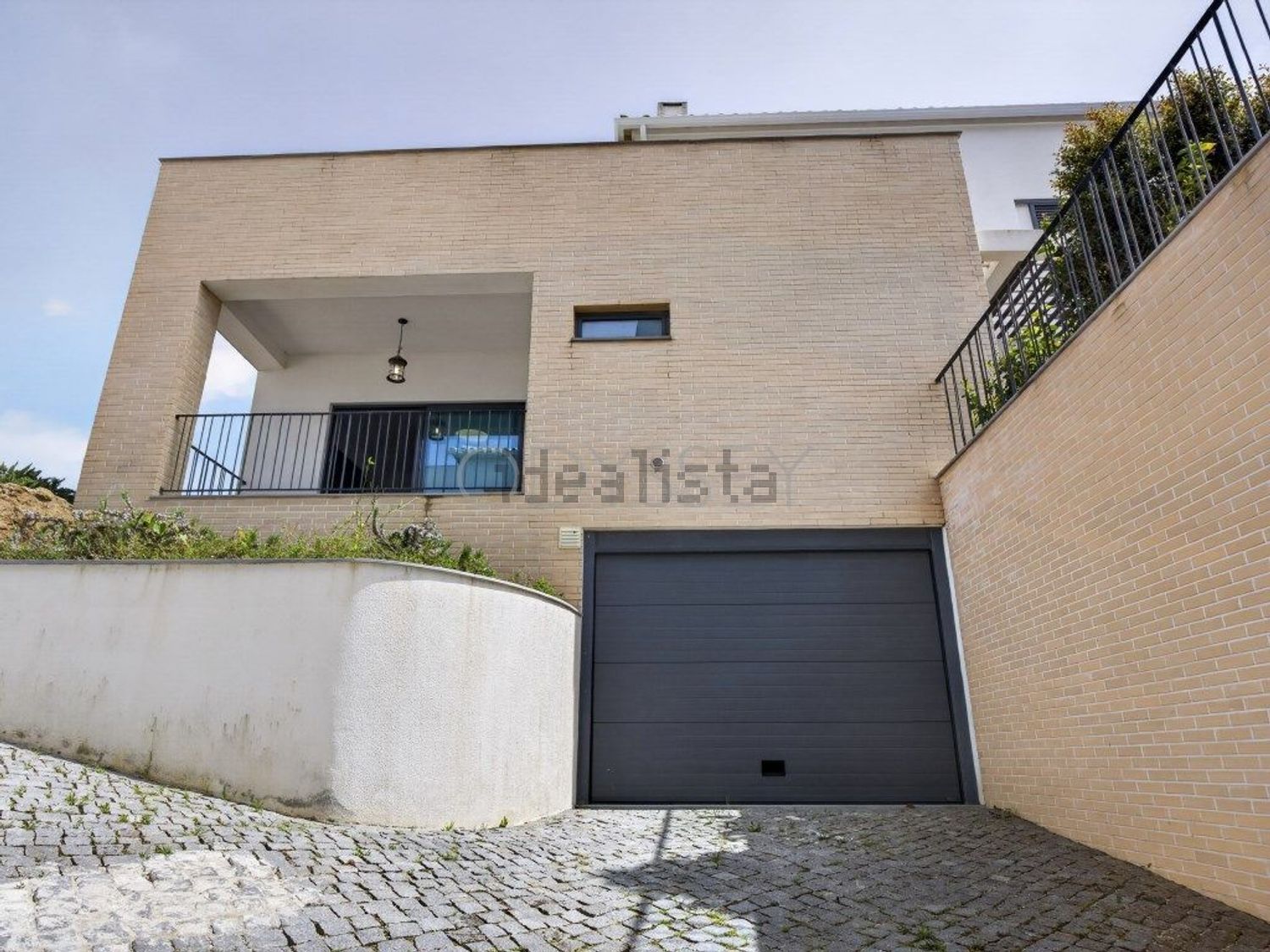 小楼房或独栋别墅出售在Rua da Colina - 停车位