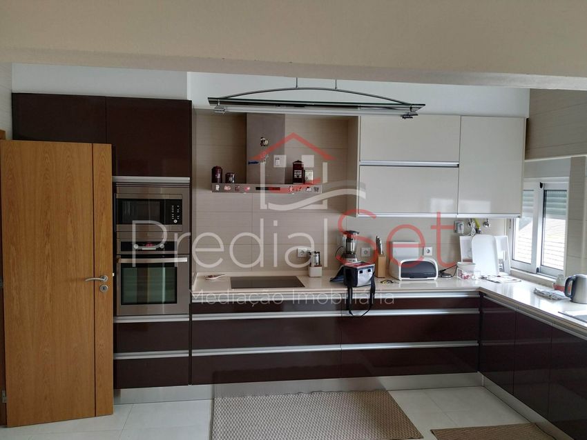 公寓 t3出售在Rua Dr. António José de Almeida, 79