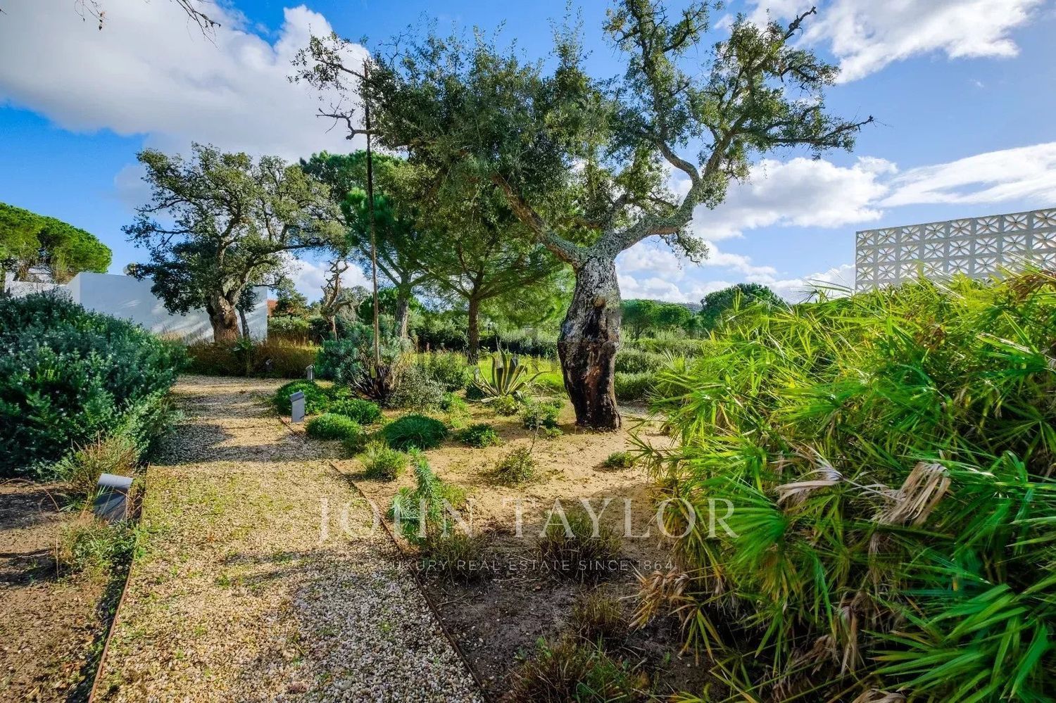小楼房或独栋别墅出售在Rua de Melides - 花园