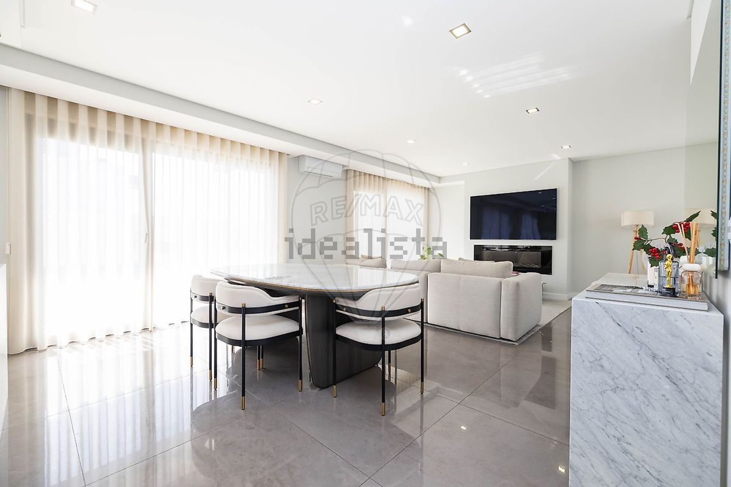 出租小楼房或独栋别墅在Rua Almeida Garrett - 客厅