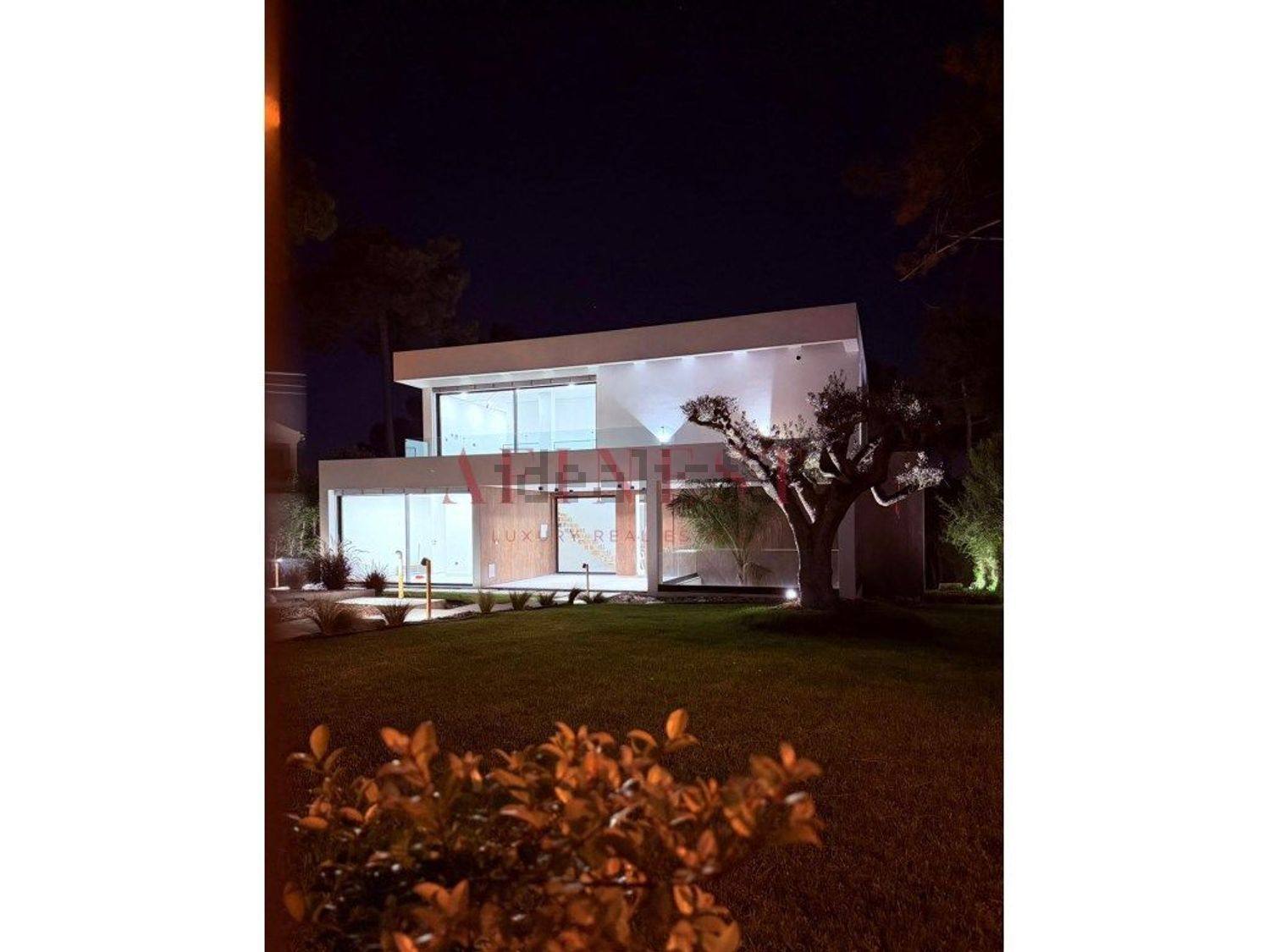 小楼房或独栋别墅出售在Rua do Tojo - 外立面