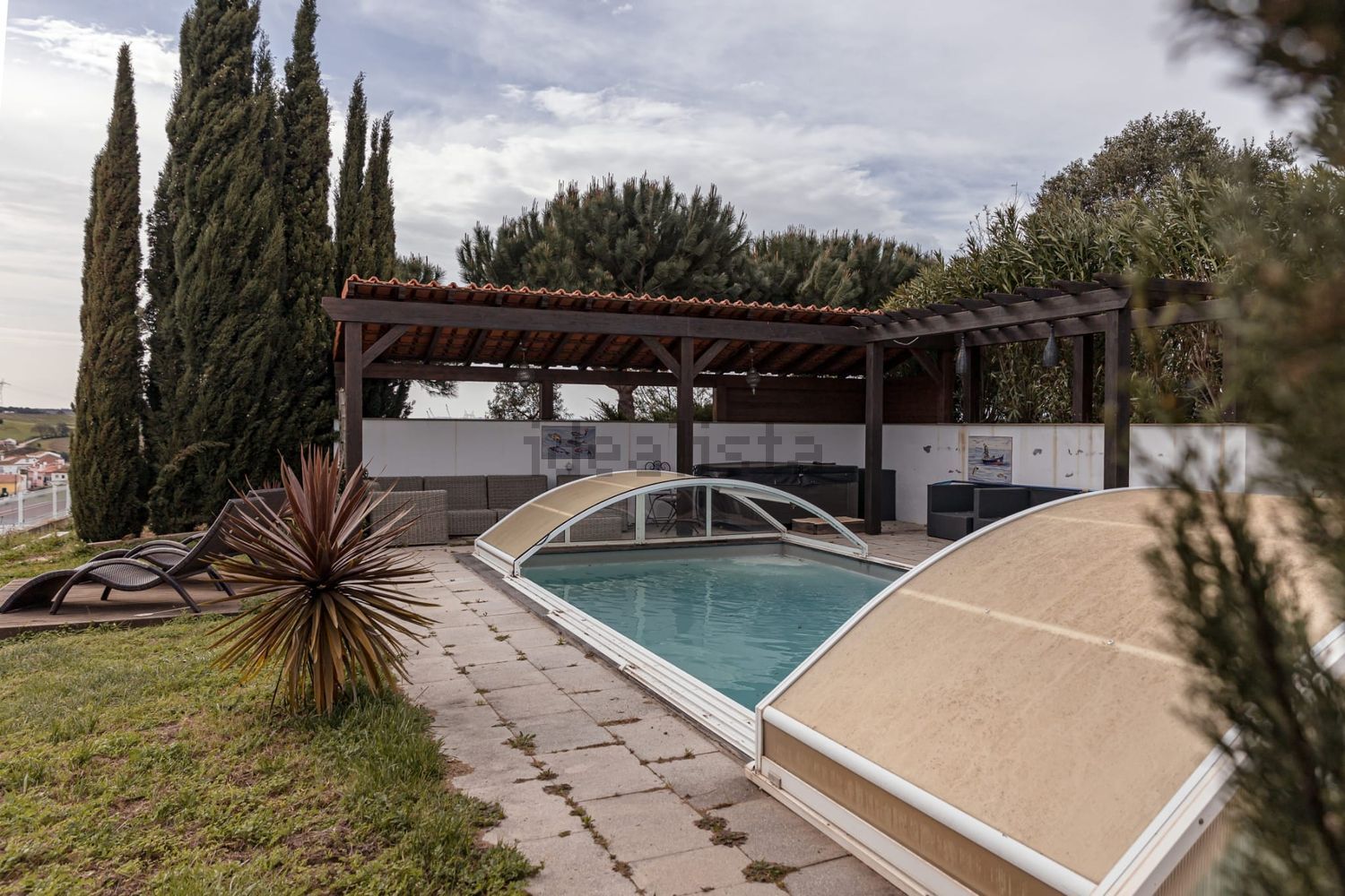 小楼房或独栋别墅出售在Peral - 游泳池