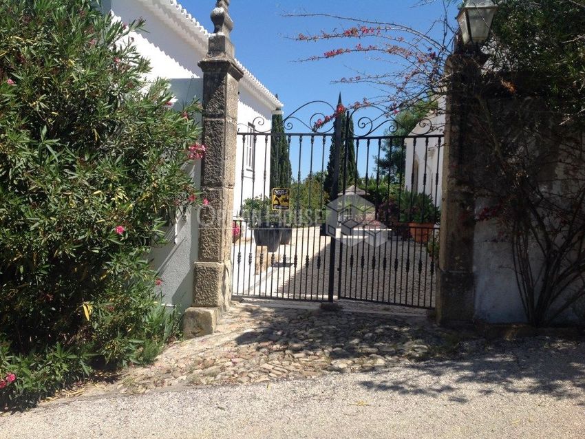 小楼房或独栋别墅出售在Sobral de Monte Agraço